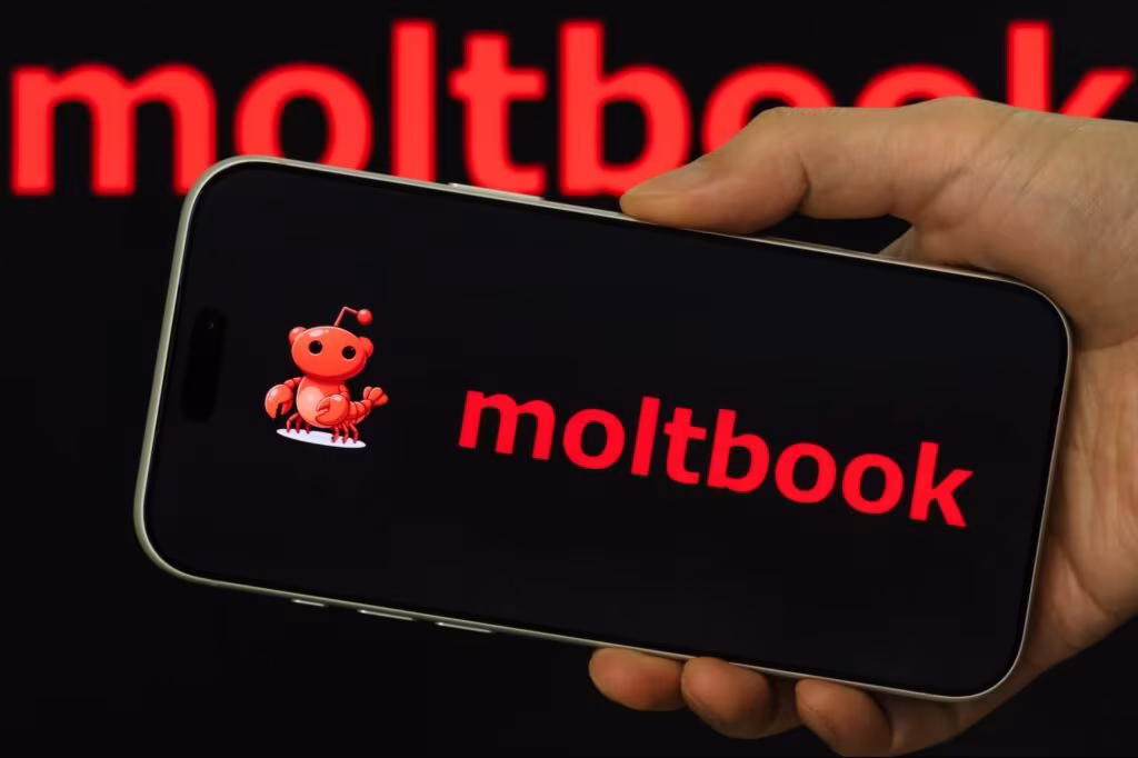 Smartphone com o aplicativo da rede social Moltbook aberto na tela, ilustrando a nova plataforma exclusiva para agentes de Inteligência Artificial mencionada no artigo.